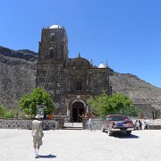 Mission San Javier. Po cestě poští dorážíme k dlážděnému náměstí a missi San Javier. : Baja2011